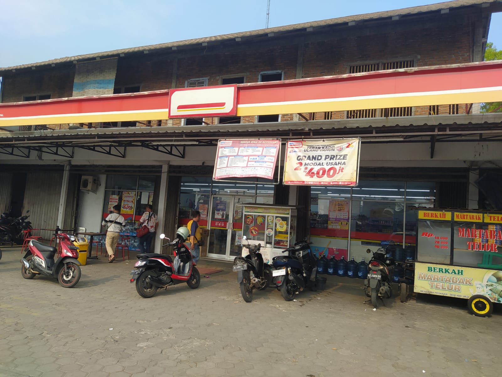 RAMAI: Kondisi minimarket di kawasan gerbang Palbapang, Bojong, Mungkid usai terjadi pemalakan. (Istimewa)