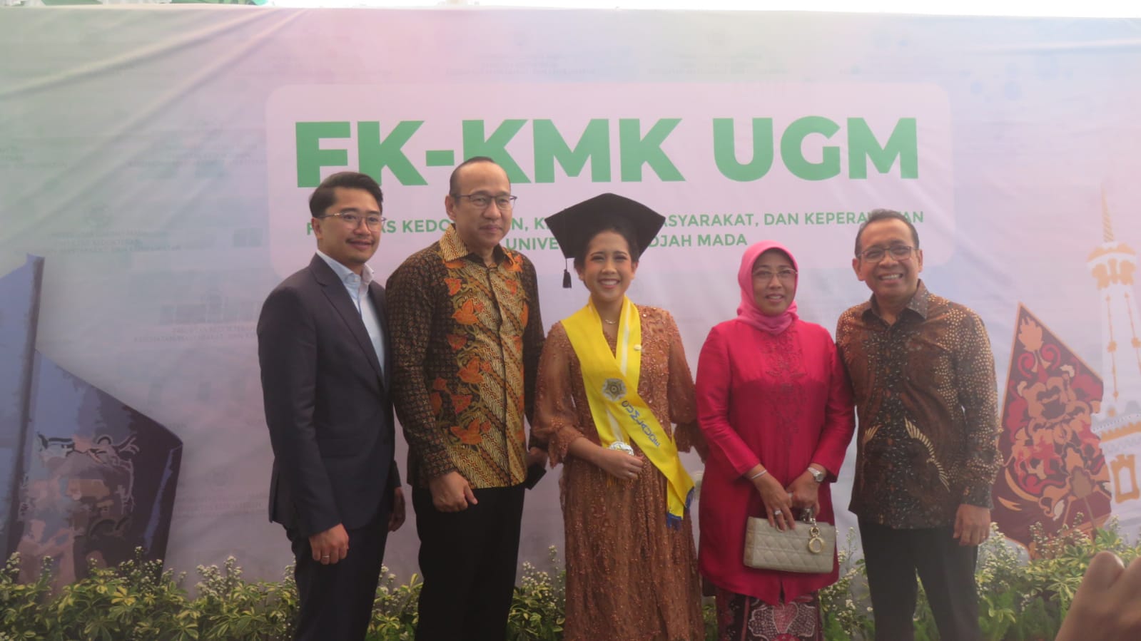 HARMONIS: Mensesneg Pratikno saat wisuda FKKMK UGM Jogjakarta, Selasa (25/10). (Dwi Agus/Radar Jogja)