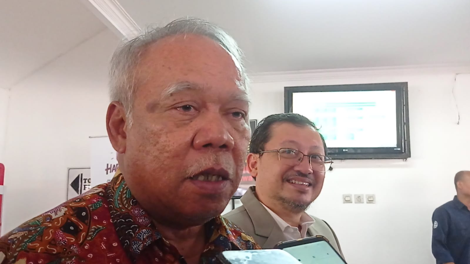 BIASA SAJA: Menteri PUPR Basuki Hadimuljono usai wisuda FKKMK UGM Jogjakarta, Selasa (25/10). (Dwi Agus/Radar Jogja)