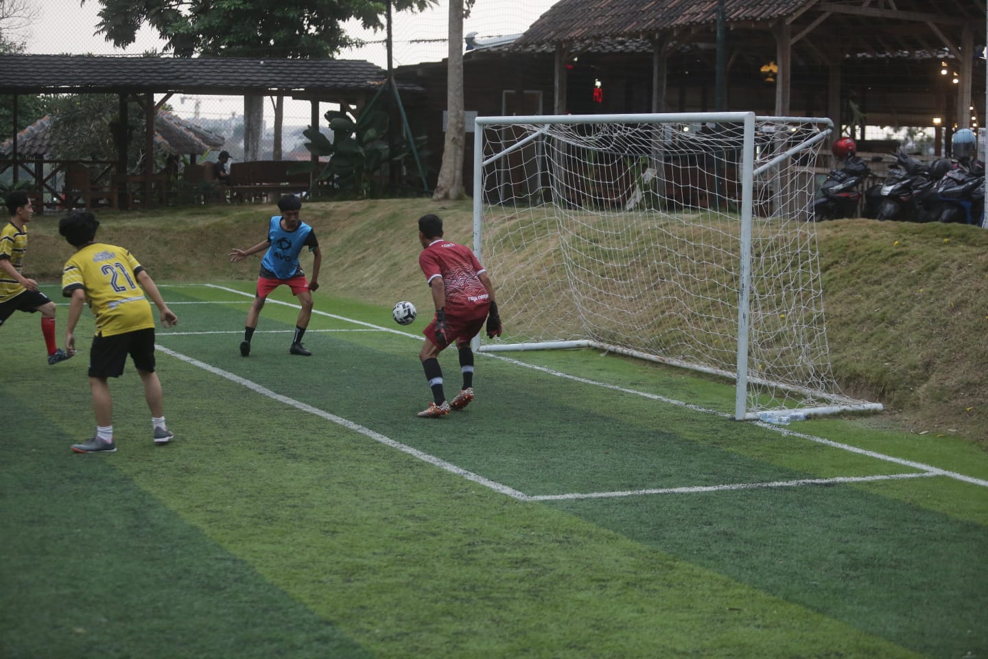 SHOOT: Pemain Asten Askreng Radar Jogja saat menghadapi Manajemen PSIM Jogja dalam laga friendly game di Maguwoharjo Soccerpark Sleman Rabu sore (25/10). (Elang Kharisma Dewangga/Radar Jogja)