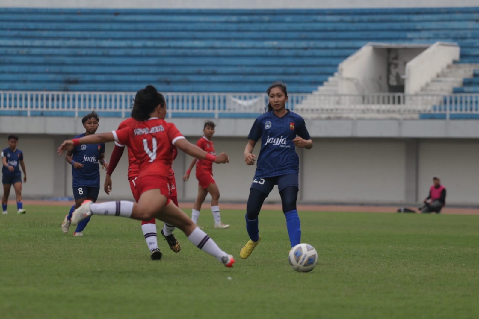 DRAW: Tim putri DIY melawan Jawa Tengah dalam ajang BK PON XXI di Stadion Mandala Krida, Jogjakarta, Selasa (24/10).