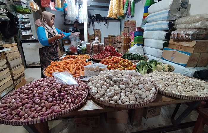 KURANGI PEMBELIAN: Salah seorang pedagang kebutuhan pokok di Pasar Baledono Purworejo saat melayani pembeli, Rabu (25/10).JIHAN ARON VAHERA/RADAR JOGJA