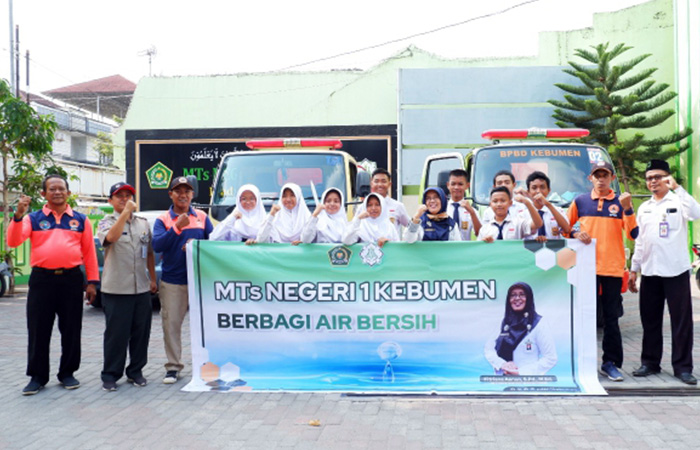 PEDULI : Siswa MTs Negeri 1 Kebumen datang ke lokasi kekeringan untuk menyalurkan bantuan air bersih.Istimewa
