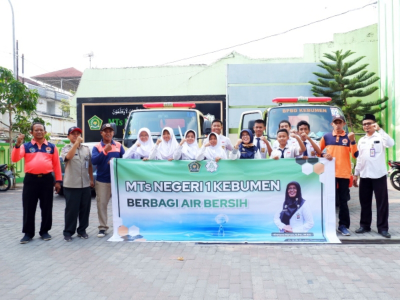 PEDULI: Siswa MTs Negeri 1 Kebumen datang ke lokasi kekeringan untuk menyalurkan bantuan air bersih. (Istimewa)