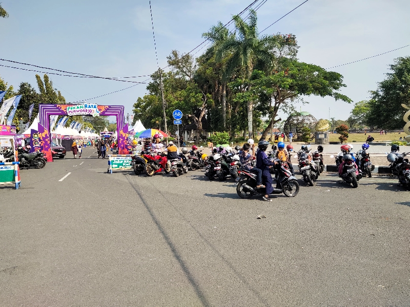SEMARAK: Suasana Pekan Raya Purworejo di Alun-Alun Purworejo akhir pekan lalu. (Jihan Aron Vahera/Radar Jogja)