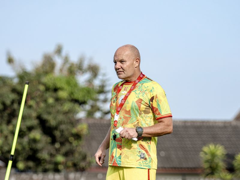 FOKUS: Bertrand Crasson sangat fokus dalam latihan di Lapangan Pakembinangun