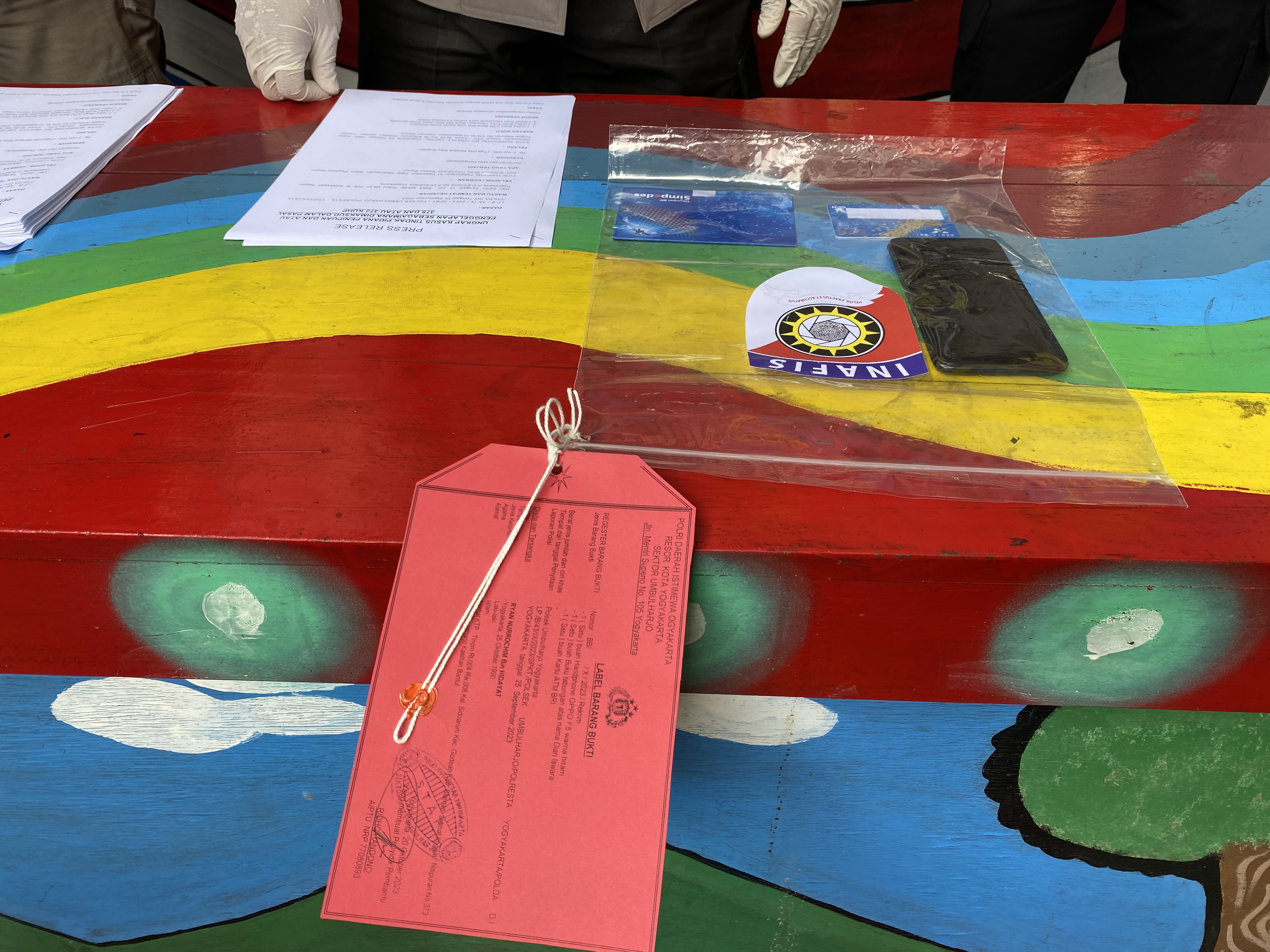 UNGKAP: Sejumlah baran bukti penipuan ditunjukkan oleh polisi di Mapolsek Umbulharjo.