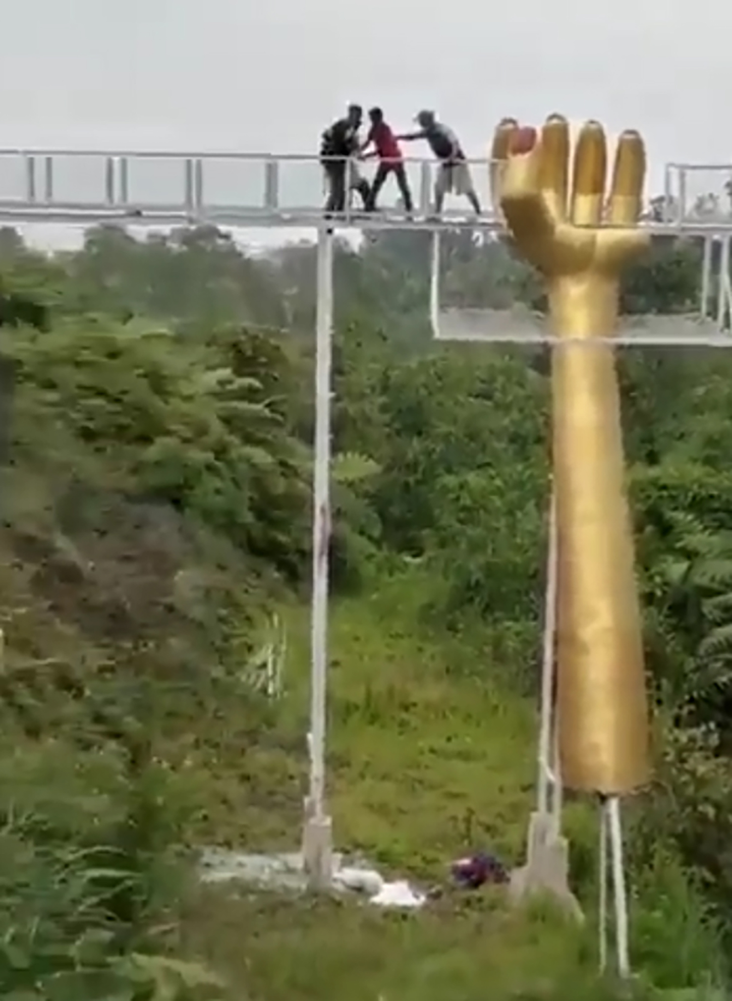 Wahana Jembatan Kaca di Hutan Pinus Banyumas