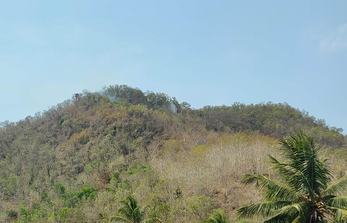 TERBAKAR LAGI: Nampak dari kejauhan dua titik kepulan asap di Gunung Roto di Kalurahan Hargorejo, Kapanewon Kokap, Kulon Progo, Rabu (25/10).HENDRI UTOMO/RADAR JOGJA