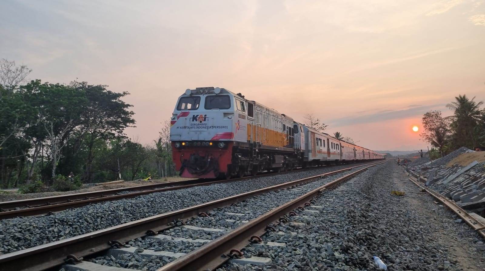 NORMAL: Petak jalur rel antara Stasiun Sentolo - Stasiun Wates sudah bisa dilalui secara normal dengan kecepatan 80 km/jam. (Dok Daop 6)