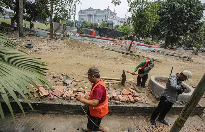 Suasana pengerjaan proyek revitalisasi Taman Denggung pada Rabu (25/10).(ELANG KHARISMA DEWANGGA/RADAR JOGJA