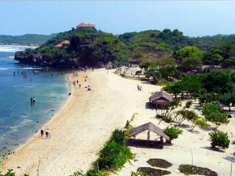 Pesona Pantai Sundak , Guningkidul. Website/Alodiatour.com)