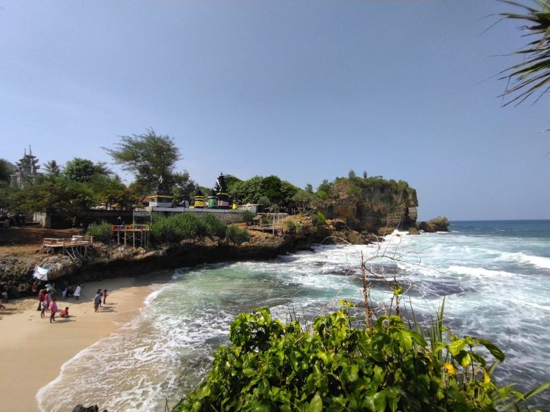 Pesona Pantai Ngobaran, Gunungkidul yang memikat hati wisatawan. (pergiyuk.com)