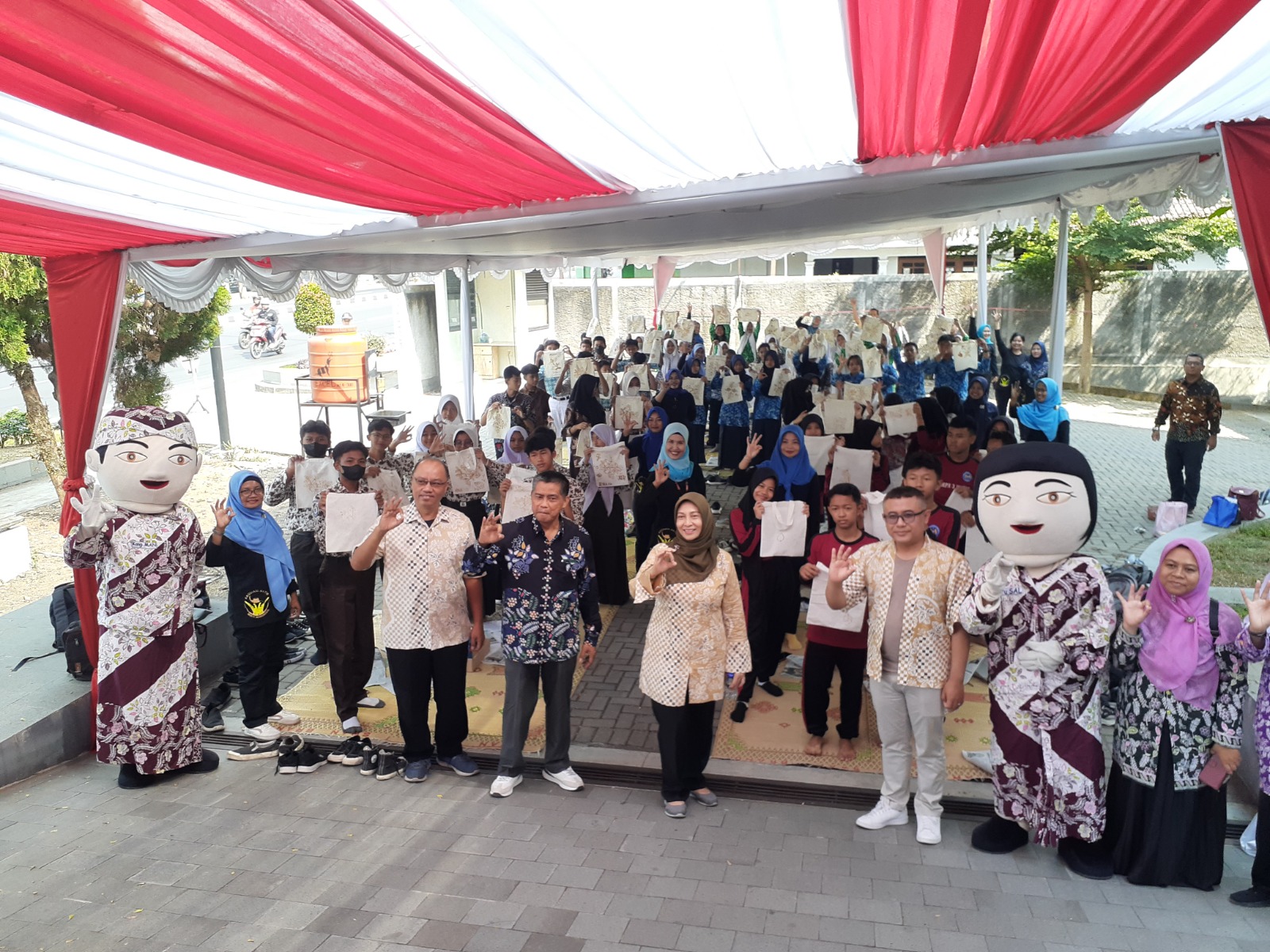 BATIK: Suasana saat ratusan siswa SMP di kabupaten Sleman membatik bersama di Kantor Dekranasda Sleman, Kamis (26/10). (IWAN N/RADAR JOGJA)