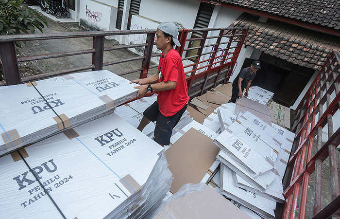 SUDAH DATANG: Pekerja memindahkan logistik Pemilu 2024 ke tempat menyimpanan di Gudang KPU Sleman Kamis (26/10/23). KPU Sleman mulai menerima distribusi logistik sebanyak 13.828 bilik suara.