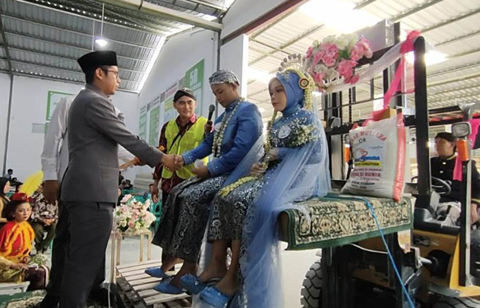 UNIK: Pernikahan massal digelar Fortais di area pabrik plafon PT Indonesia Plafon (Indofon) Semesta, kawasan Industri Salamrejo, Sentolo, Kulon Progo, Kamis (26/10). (HENDRI UTOMO/RADAR JOGJA)