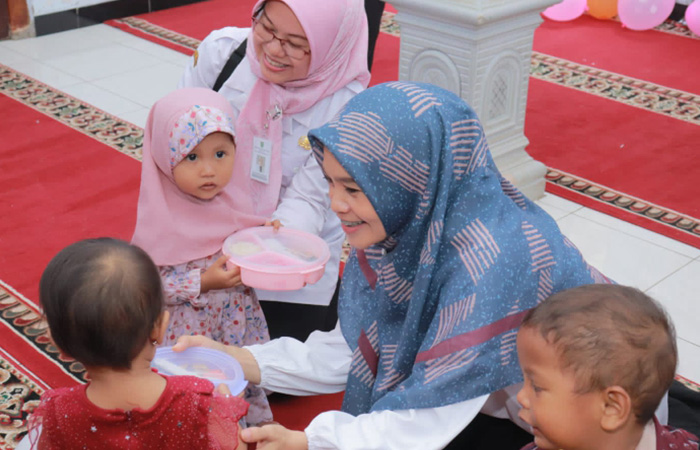 LANGKAH EFEKTIF: Ketua TP PKK Kebumen Iin Windarti memimpin gerakan pemberian makanan tambahan di wilayah penyumbang stunting.Dokumentasi Pemkab Kebumen