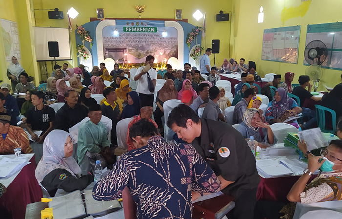 RAMAI: Warga Desa Gandusari dan Rejosari ramai-ramai berkumpul untuk menerima uang ganti kerugian (UGR) proyek TPST regional di Bandongan.ISTIMEWA