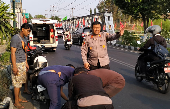 SIGAP: Suasana pertolongan yang dilakukan Kapolsek Umbulharjo Kompol Yayan Dewayanto saat evakuasi korban kecelakaan lali lintas yang terjadi di Jalan Kusumanegara Kota Jogja, Rabu (25/10).
