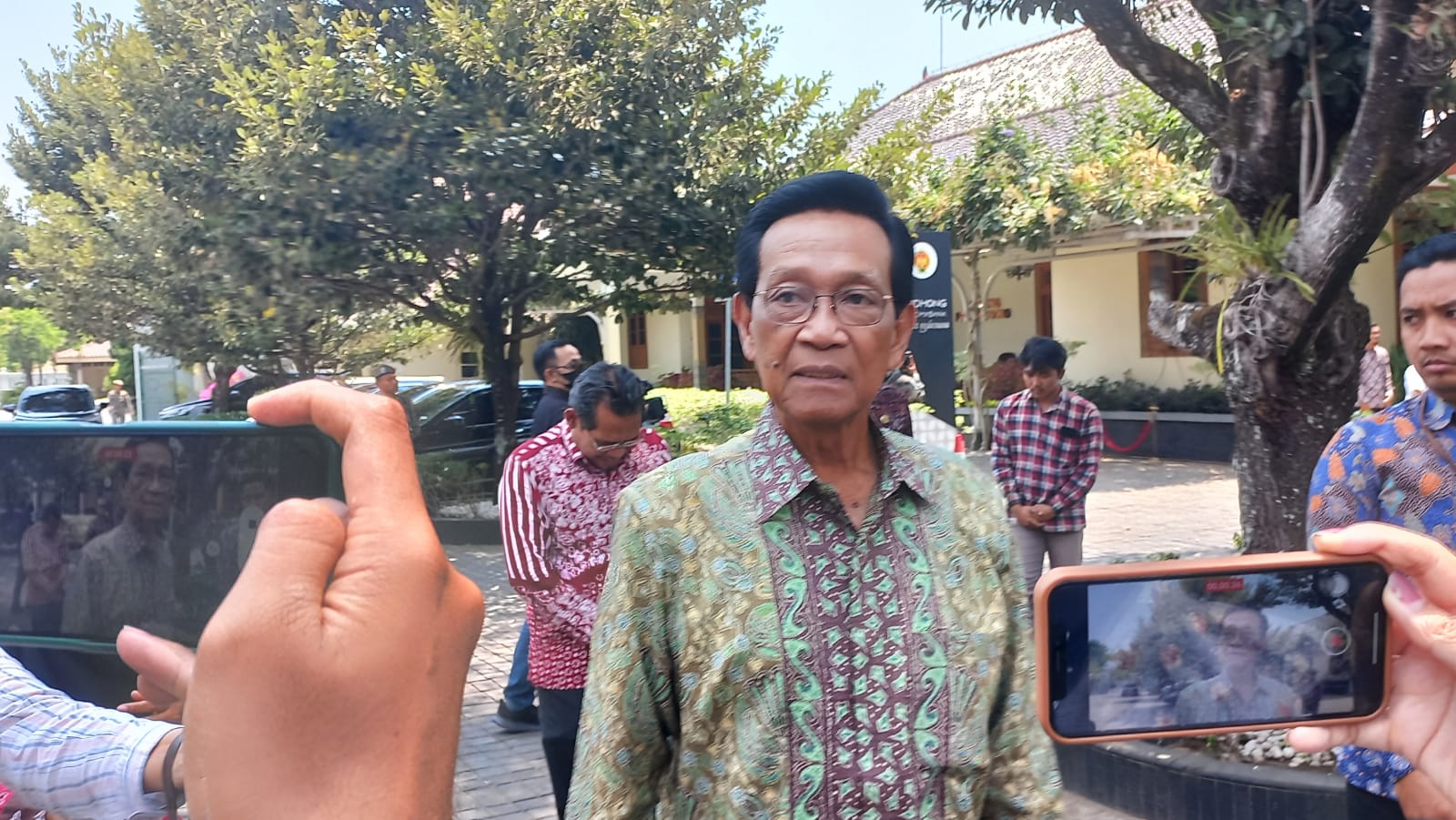 MAAFKAN: Gubernur DIY Hamengku Buwono (HB) X di Kompleks Kepatihan Kamis (26/10). (Winda Atika Ira P/Radar Jogja)