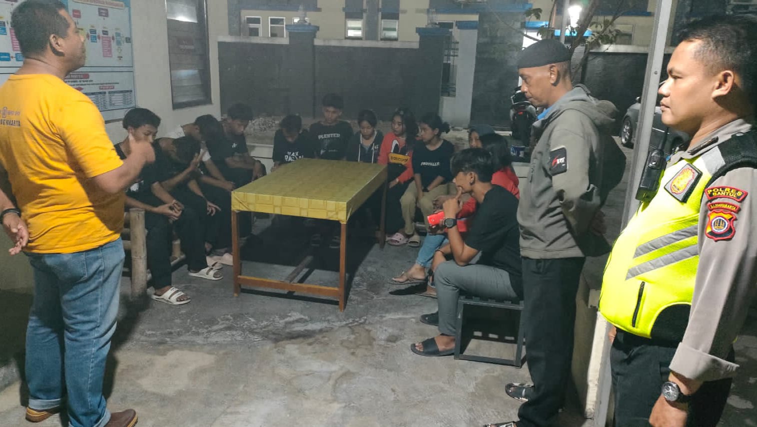 BUBARKAN: Petugas mendatangi sekelompok remaja di rumah kosong di Jalan Bakulan-Imogiri, Kalurahan Canden, Jetis, Bantul. (Dok Polsek Jetis)