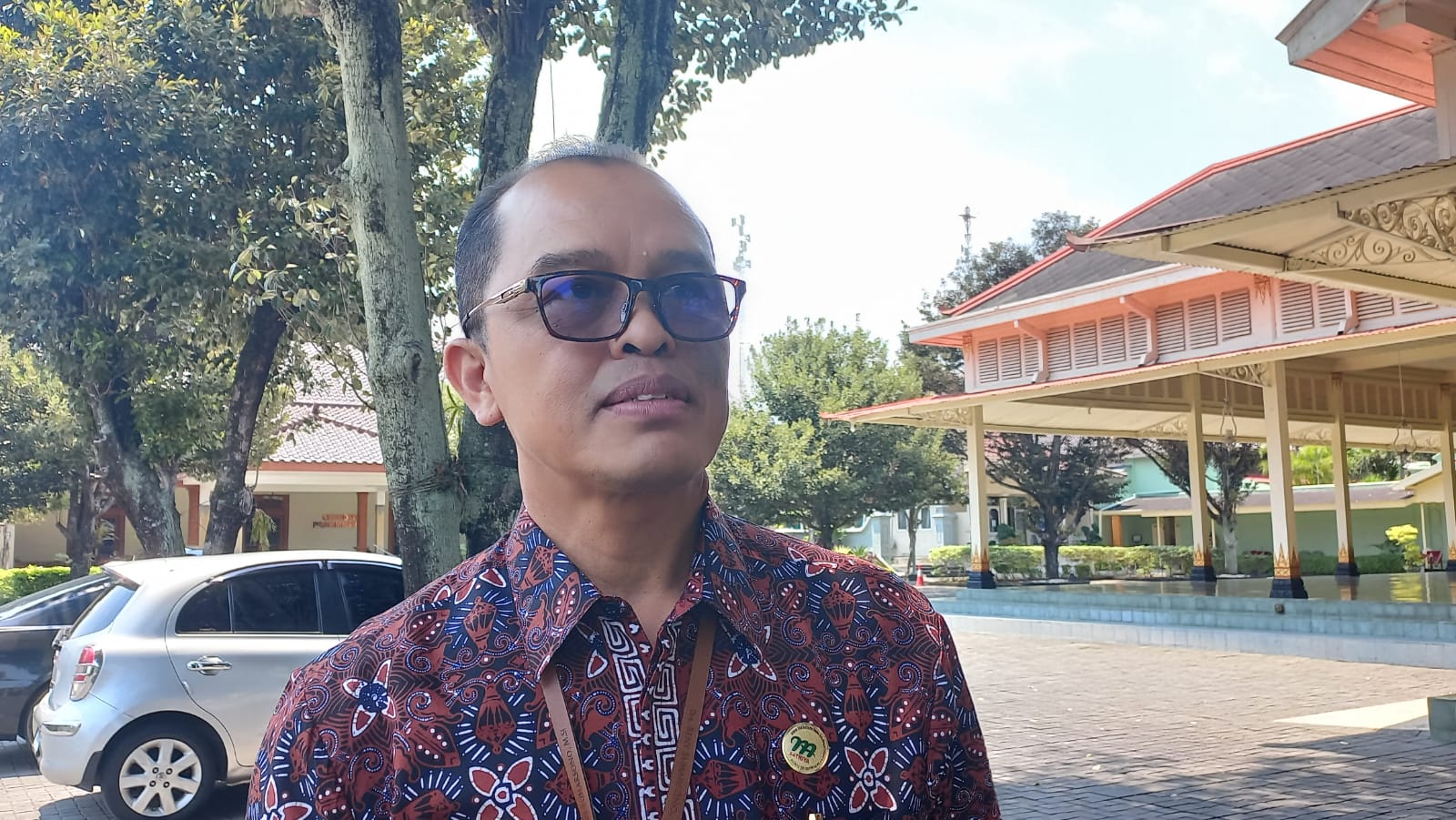 PANTAU: Sekprov DIY Beny Suharsono di Kompleks Kepatihan Kamis (26/10). (Winda Atika Ira P/Radar Jogja)