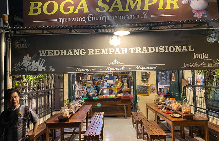EKSOTIK: Suasana Omah Wedang Boga Sampir yang unik dan layak dikunjungi untuk menikmati menu tradisional. Lokasinya di Jalan Nasional 3, Banguntapan, Bantul.AGUNG PRAKOSO
