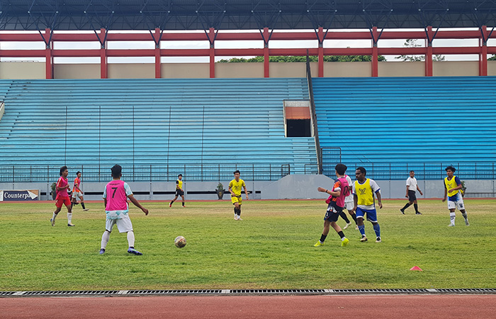 SERIUS: Para pemain PPSM Magelang mulai menjalani latihan di Stadion Moch Soebroto demi persiapan menyambut Liga 3.Naila Nihayah/Radar Jogja
