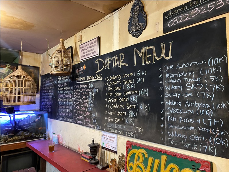 Suasana Omah Wedang Boga Sampir yang unik dan layak dikunjungi untuk menikmati menu tradisional. Lokasinya di Jalan Nasional 3, Banguntapan, Bantul.