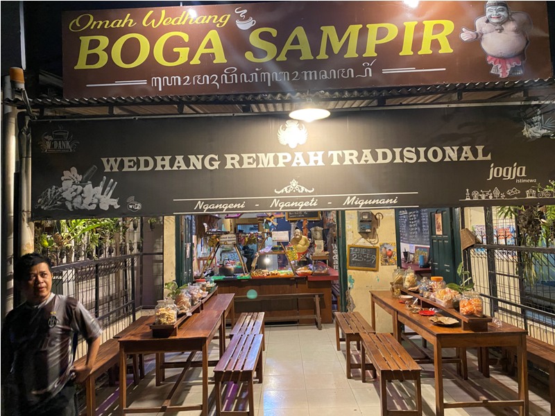 Suasana Omah Wedang Boga Sampir yang unik dan layak dikunjungi untuk menikmati menu tradisional. Lokasinya di Jalan Nasional 3, Banguntapan, Bantul.