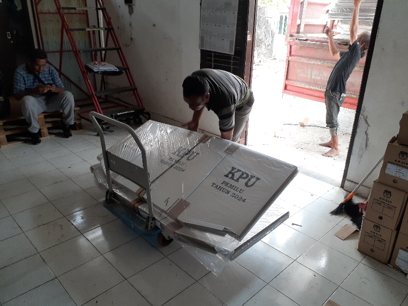 CEK: Suasana saat logistik Pemilu 2024 di distribusikan ke gudang kantor KPU Sleman, Kamis (26/10). (IWAN NURWANTO/Radar Jogja)