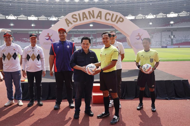 ASIANA: foto bersama pembukaan Asiana Cup oleh Erick Thohir dan Menpora, Dito Ariotedjo (PSSI)