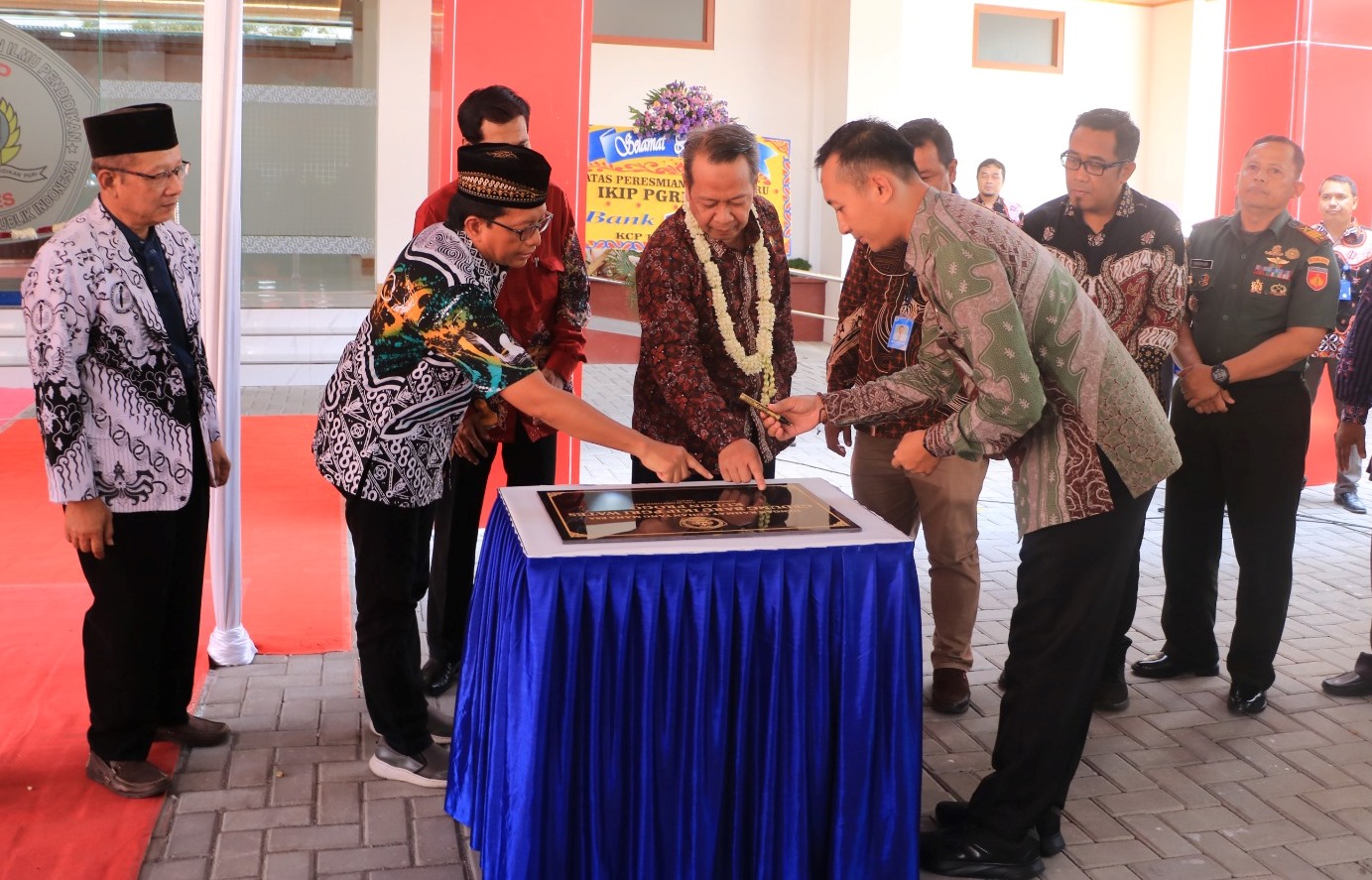 Wakil Kepala Dinas Pendidikan Pemuda dan Olahraga (DIJ) Suhirman mewakili  Gubernur DIJ Sri Sultan Hamengku Buwono X saat meresmikan gedung baru IKIP PGRI Wates Kulon Progo, kemarin.