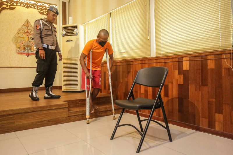 Pelaku pemerkosaan terhadap anak kandungnya sendiri Basiroh, 47 ditampilkan ke hadapan awak media di Mapolresta Sleman