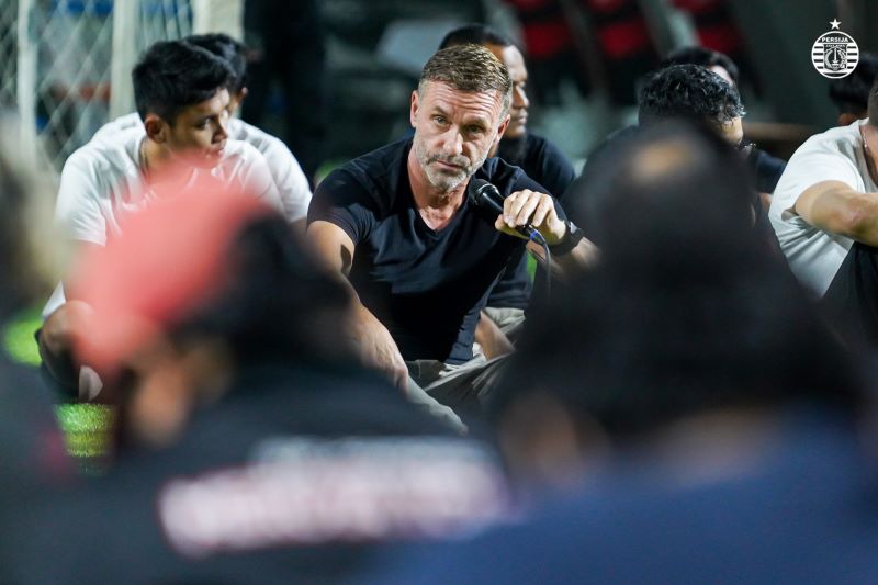 TENANG: Thomas Doll ketika menyampaikan merosotnya performa anak asuhnya (doc: Persija)