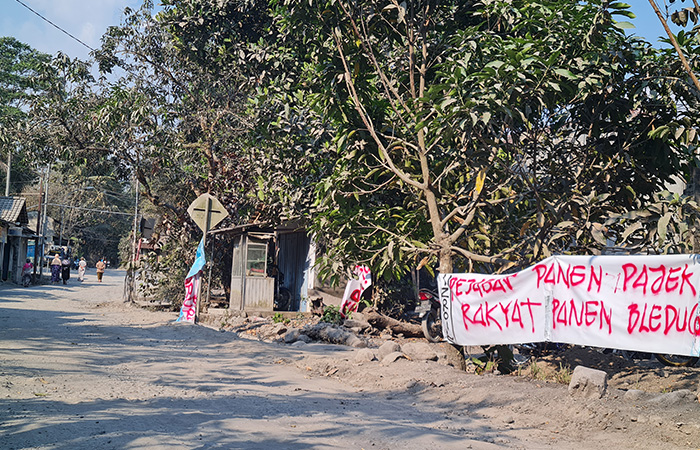 AKSI DAMAI: Para warga melakukan unjuk rasa di gapura Dusun Krakitan untuk menyampaikan beberapa tuntutan (6/10). Termasuk penutupan akses jalan yang dilalui truk tambang.Naila Nihayah/Radar Jogja