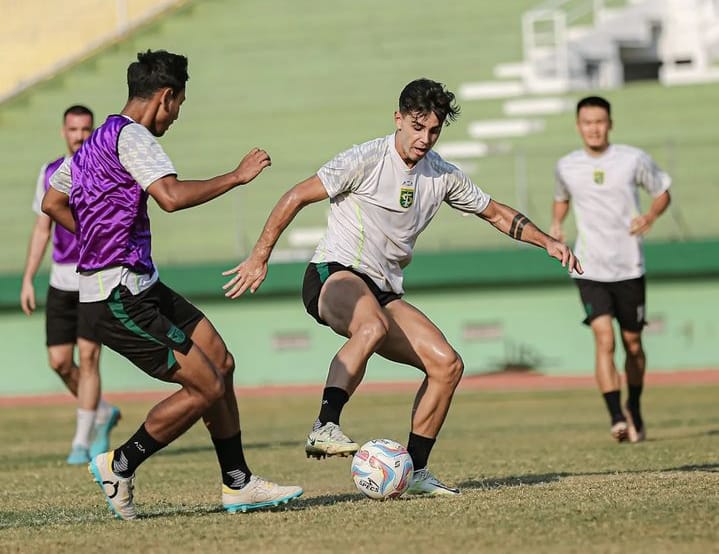 MANTAP: Persebaya terus lakukan latihan, jelang hadapi Persik, pada pekan ke-17 BRI Liga 1 2023/2024, di Stadion Brawijaya, Kediri, Jumat (27/9) sore hari. (Ig officialpersebaya)