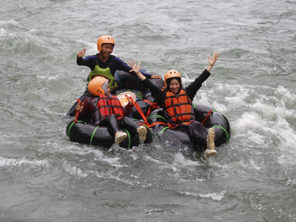 SERU: Pengunjung menikmati sensasi wisata river tubing atau susur sungai di Desa Sendangdalem, Kecamatan Padureso. (Istimewa)