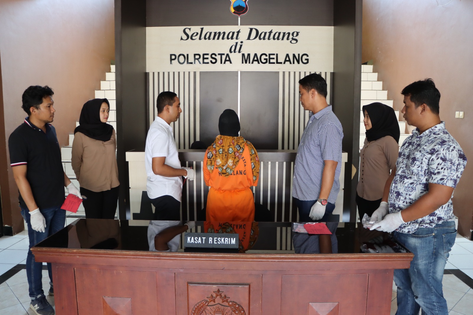 TUNJUKKAN BARBUK: Kasat Reskrim Polresta Magelang bersama anggotanya saat memperlihatkan barang bukti uang palsu yang digunakan pelaku. (Dok Humas Polresta Magelang)