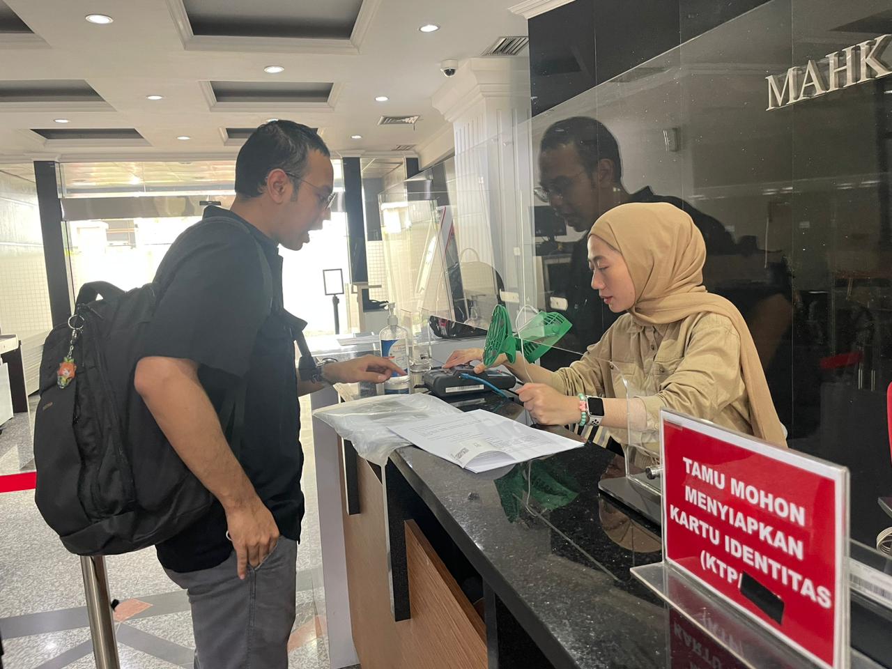 Para tokoh-tokoh relawan yang dulu mendukung Jokowi saat maju menjadi presiden kini mengajukan gugatan terkait kewenangan Mahkamah Konstitusi.