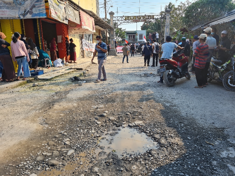 AKSI DAMAI: Warga berunjuk rasa di gapura Dusun Krakitan, Jumat (6/10) untuk menyampaikan beberapa tuntutan. Termasuk penutupan akses jalan yang dilalui truk tambang. (Naila Nihayah/Radar Jogja)