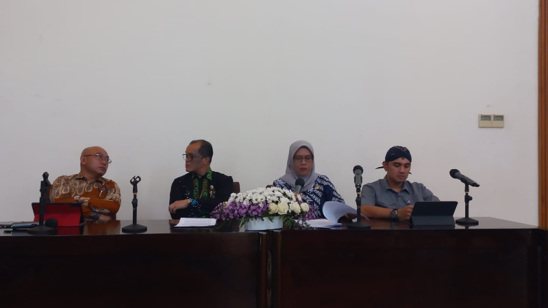 NYAWIJI: Konferensi pers Jogja Nyawiji ing Pesta Demokrasi di Kmpleks Kepatihan Jogjakarta Jumat (27/10). (Winda Atika Ira P/Radar Jogja)