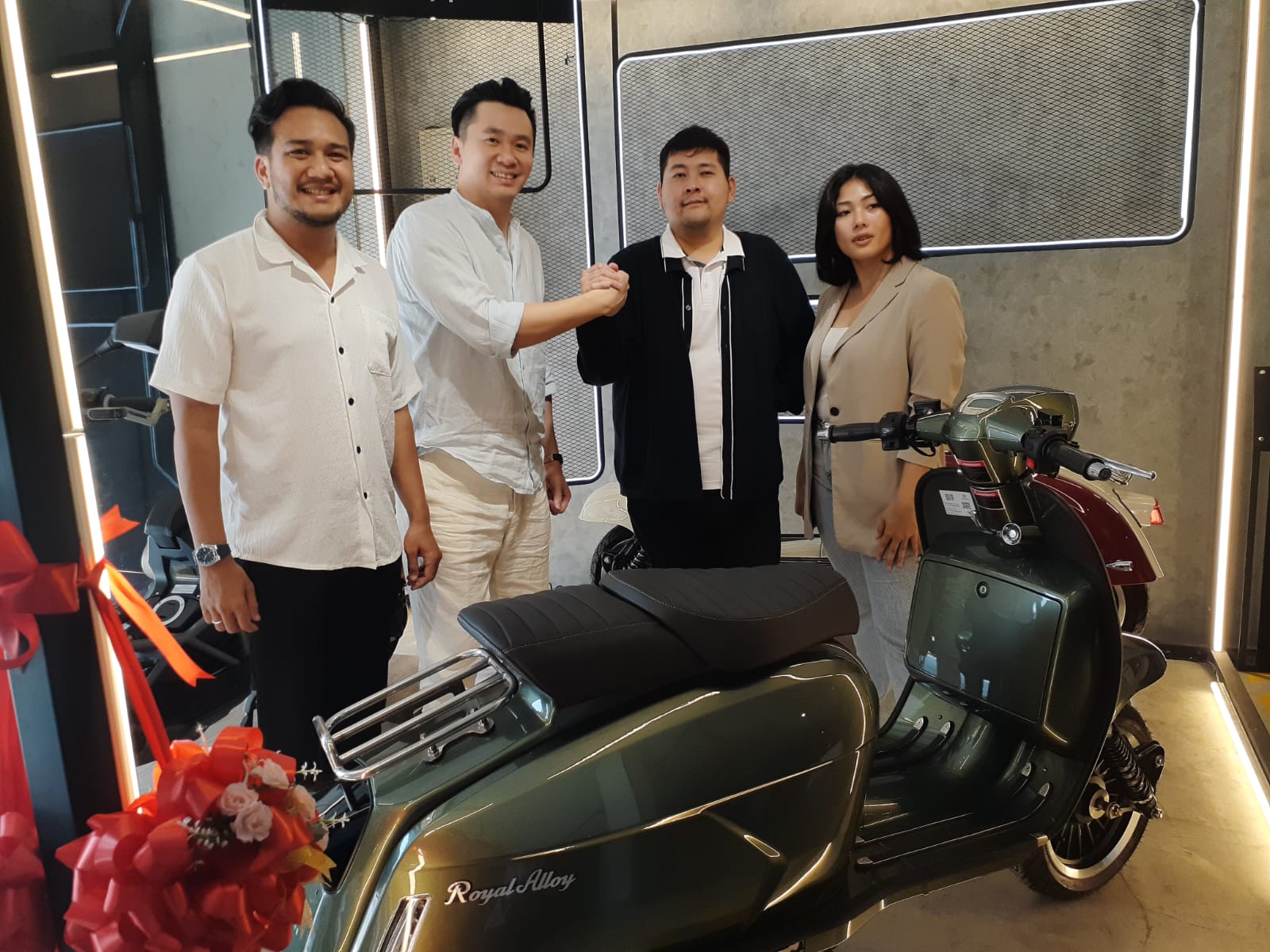 SKUTIK EROPA: Suasana grand opening Gelora Motor pada Jumat (27/10). Di tempat ini menawarkan brand skuter premium seperti Royal Alloy, Italjet, dan NIU. (IWAN N/RADAR JOGJA)