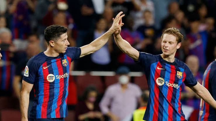 Lewandowski dan Frenkie De Jong berjuang agar mereka tampil di El Clasico (sumber foto Reuters)