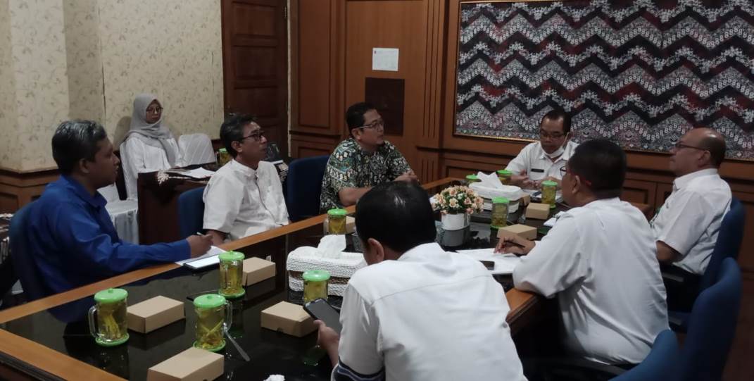 AUDIENSI: Panitia lomba mewarnai saat beraudiensi dengan Sekda Kulon Progo Triyono didampingi Kepala Dinas Kominfo Kulon Progo Agung Kurniawan, dan Sekretaris Panitia HUT ke-72 Kabupaten Kulon Progo