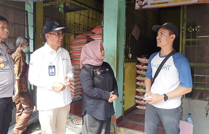 SIDAK LAPANGAN:&nbsp;Bupati Sleman Kustini Sri Purnomo saat melaksanakan operasi pasar di Pasar Gamping beberapa waktu lalu.IWAN NURWANTO/RADAR JOGJA