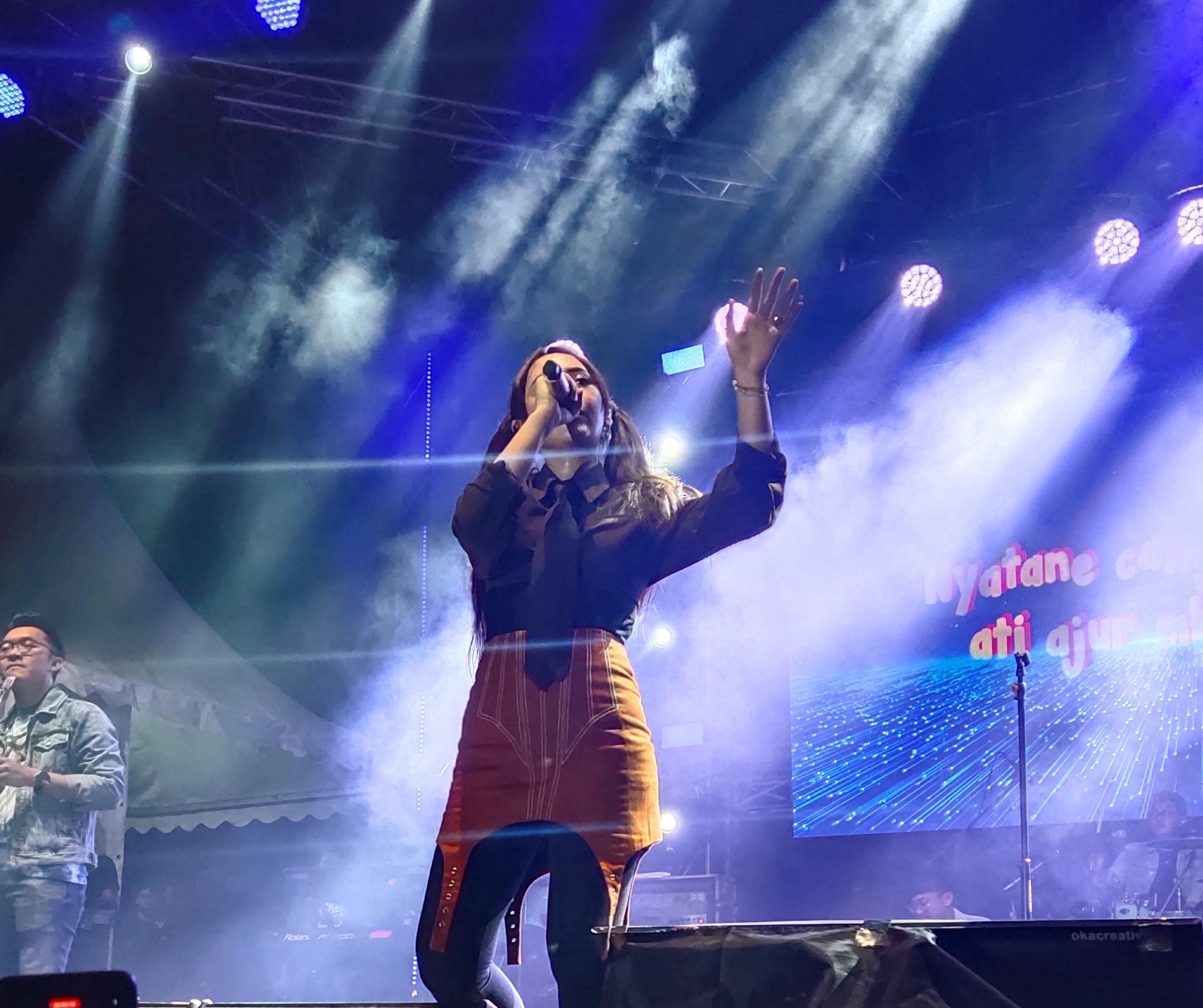 Happy Asmara saat manggung di Purworejo memeriahkan HUT ke-75 DPRD Purworejo dengan balutan event Purworejo Creative Space pada Jumat (27/10/23) malam di Alun-Alun Purworejo
