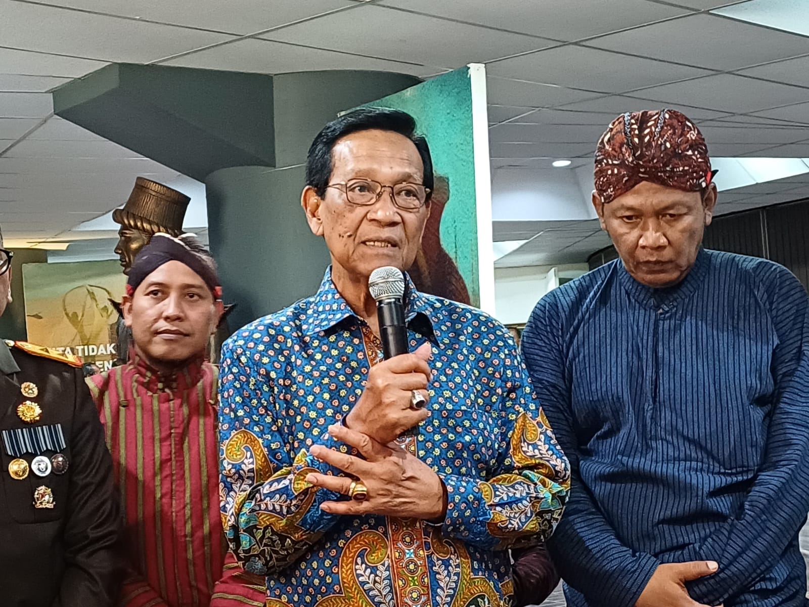 NETRAL: Gubernur DIY HB X di Kompleks Monjali Sleman Sabtu (28/10). (Winda Atika Ira P/Radar Jogja)
