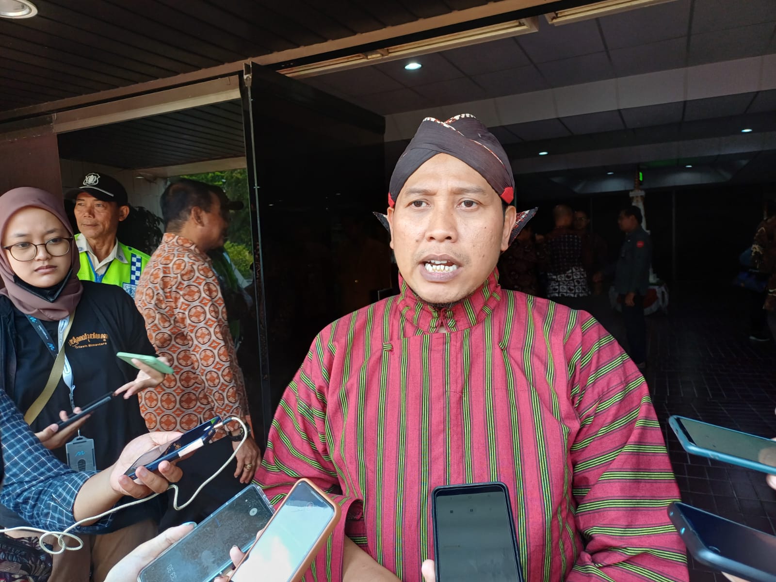HATI-HATI: Ketua KPU DIY Ahmad Shidqi  di Kompleks Monjali kemarin (28/10). (Winda Atika Ira P/Radar Jogja)