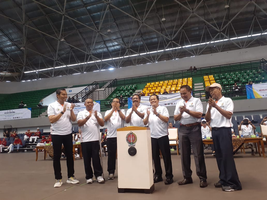 PRESTASI: Ketua Umum KORMI DIY Arif Noor Hartanto dan Kepala Disdikpora DIY Didik Wardaya serta tamu undangan saat membuka Forda I DIY di GOR Among Raga, Sabtu (28/10). (RIZKY WAHYU/RADAR JOGJA)
